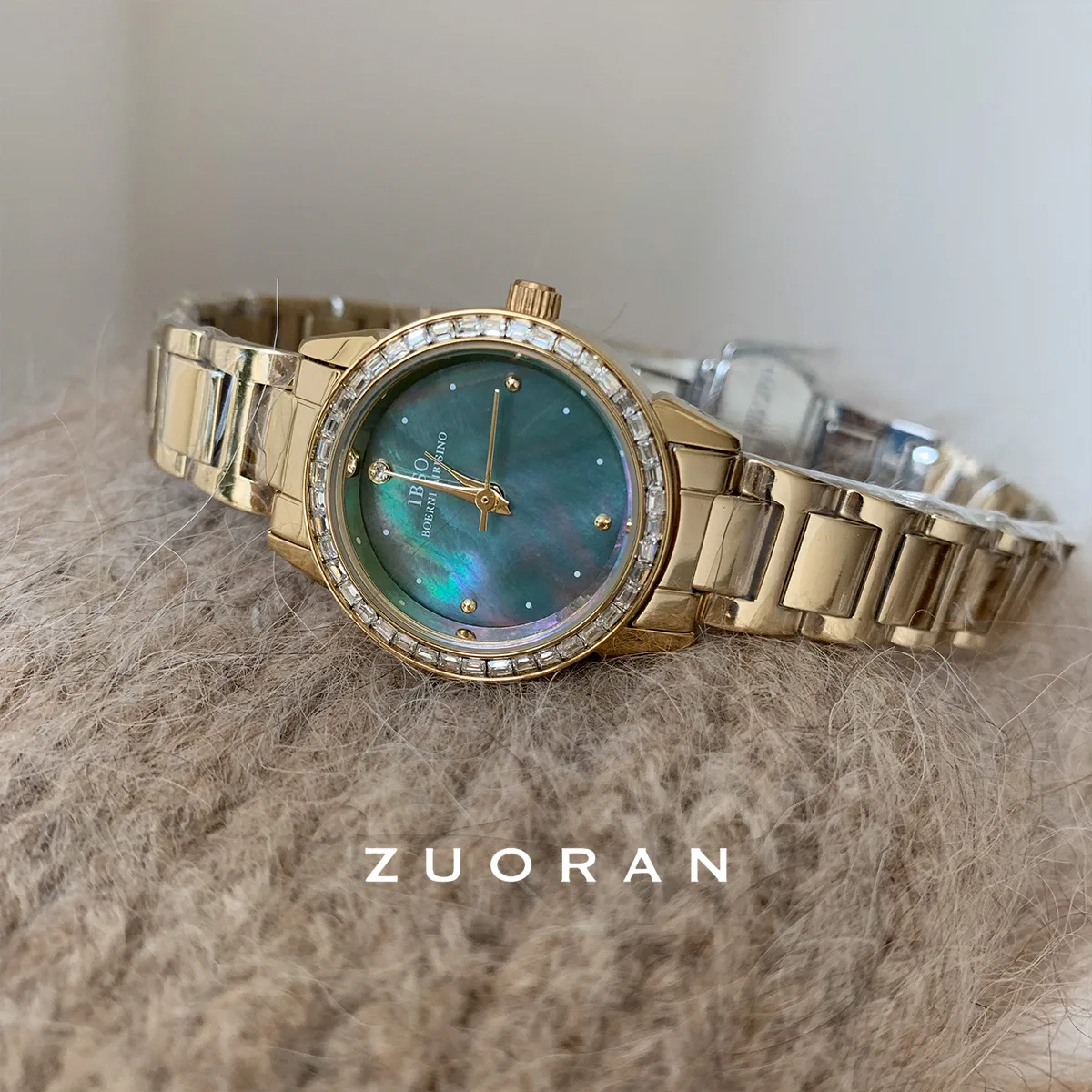 

Elegant women's watch, round face, luxurious gold vintage style, exquisite quartz watch, women's accessory, gift for women.