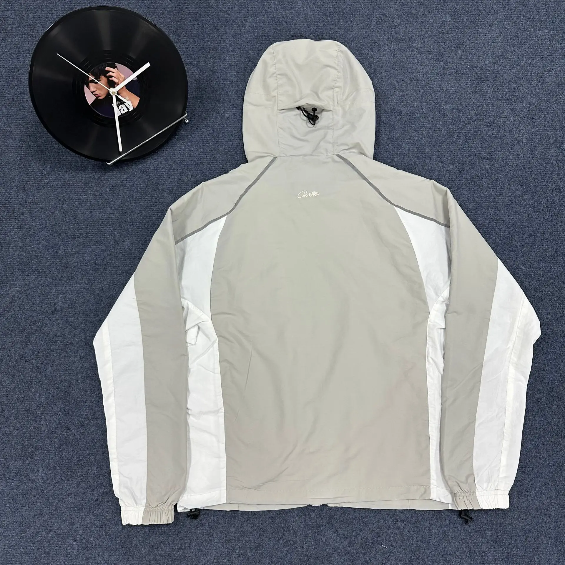 Herbstliches, dünnes Set mit farblich abgesetztem, gesticktem Abzeichen für Damen und Herren, hochwertige Windjacke im Ins-Stil. – Detail 11