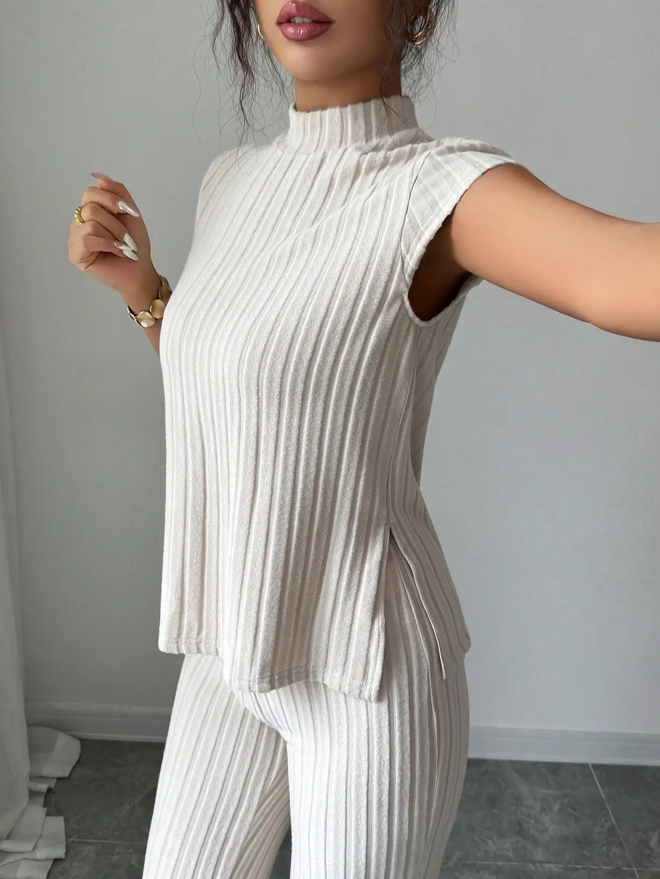 

Комплект: топ с коротким рукавом и воротником-стойкой в рубчик и брюки с широкими штанинами