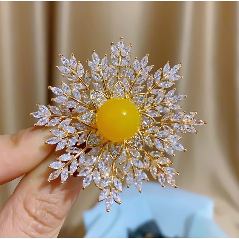 

Luxurious Shimmering Zircon Inlaid Snowflake Brooches for Women Elegant Natural Agate Freshwater Pearl Pins Overcoat Accessories