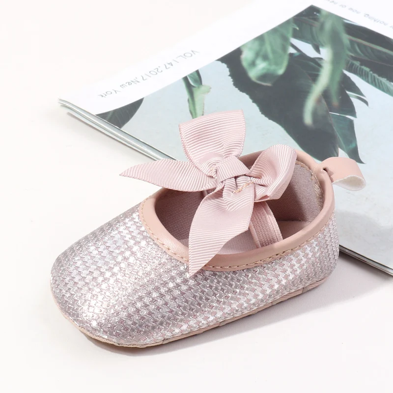 เทรนด์แฟชั่นฤดูใบไม้ผลิและฤดูใบไม้ร่วง รองเท้าเด็กประดับเพชรระยิบระยับ พื้นรองเท้านุ่มกันลื่น รองเท้าเจ้าหญิงสำหรับเด็กผู้หญิงอายุ 0-18 เดือน
