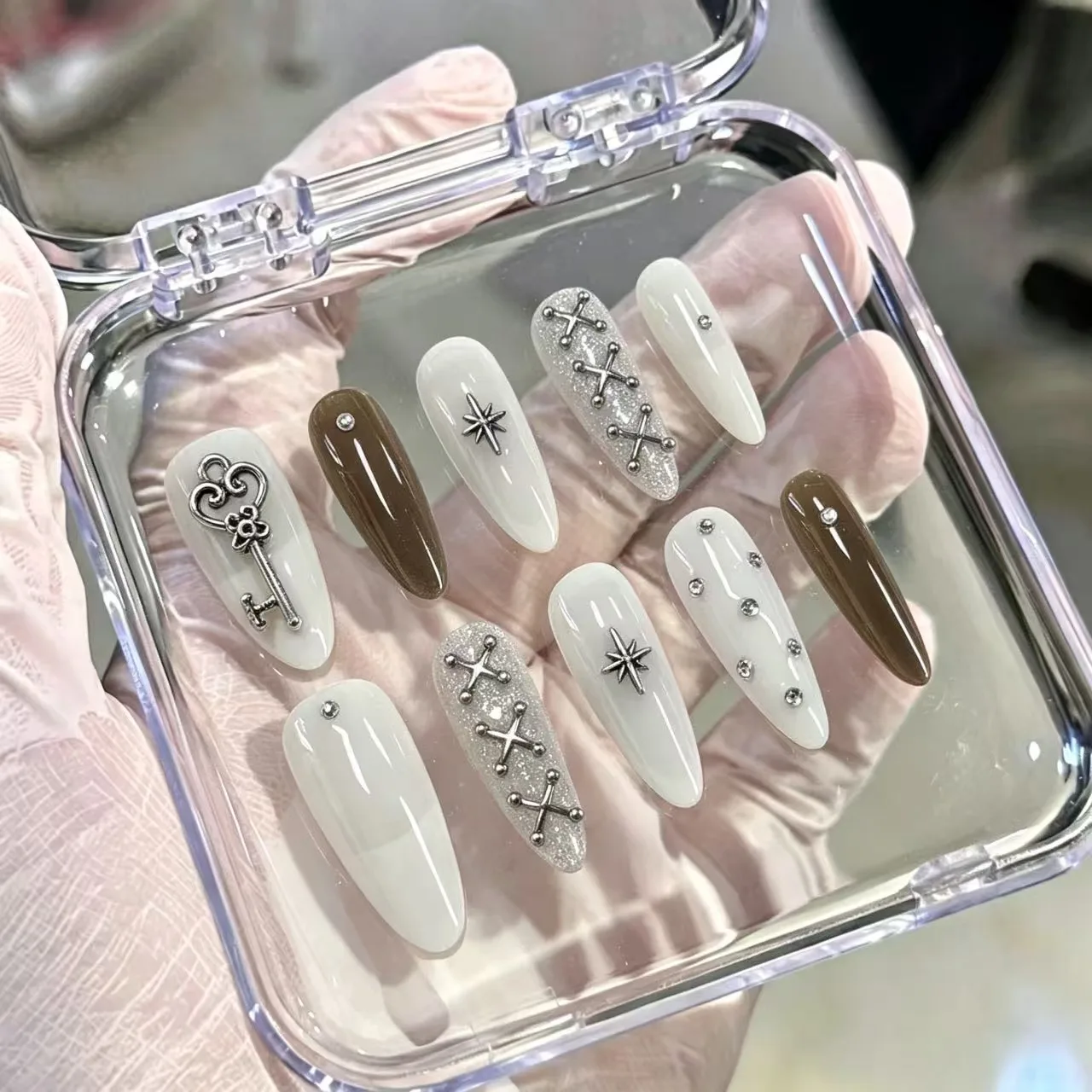 10-Piece Set of Coffee-Colored Vintage Silver Star Key Nail Accessories, Suitable for Workplace Commute, Korean Minimalist Style, Retro Light European and American Style, Everyday Casual Wear, Autumn and Winter Coffee Color Series, Gentle Atmosphere Photoshoot.