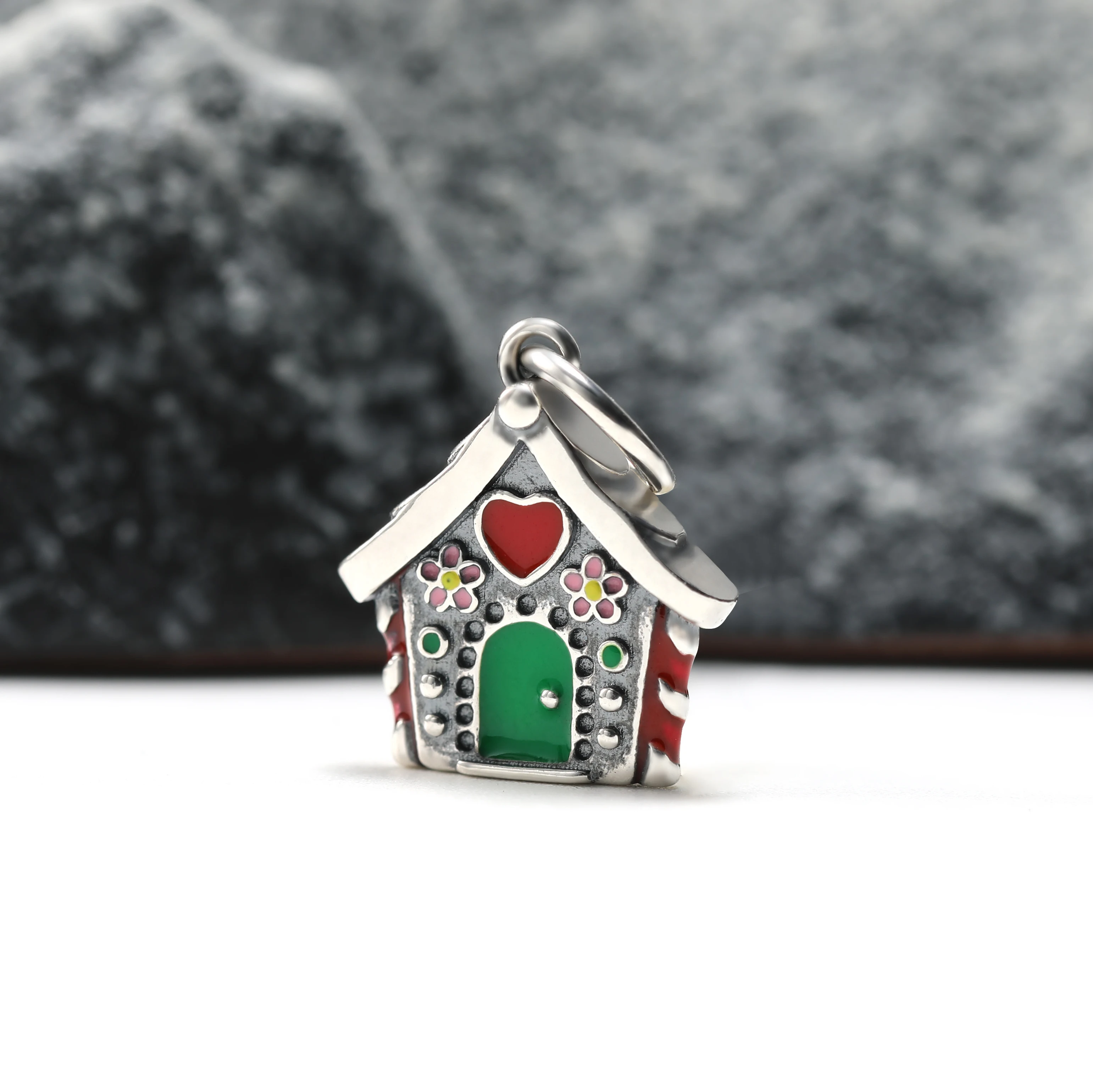 

DJ483 Enamel Gingerbread House Charm