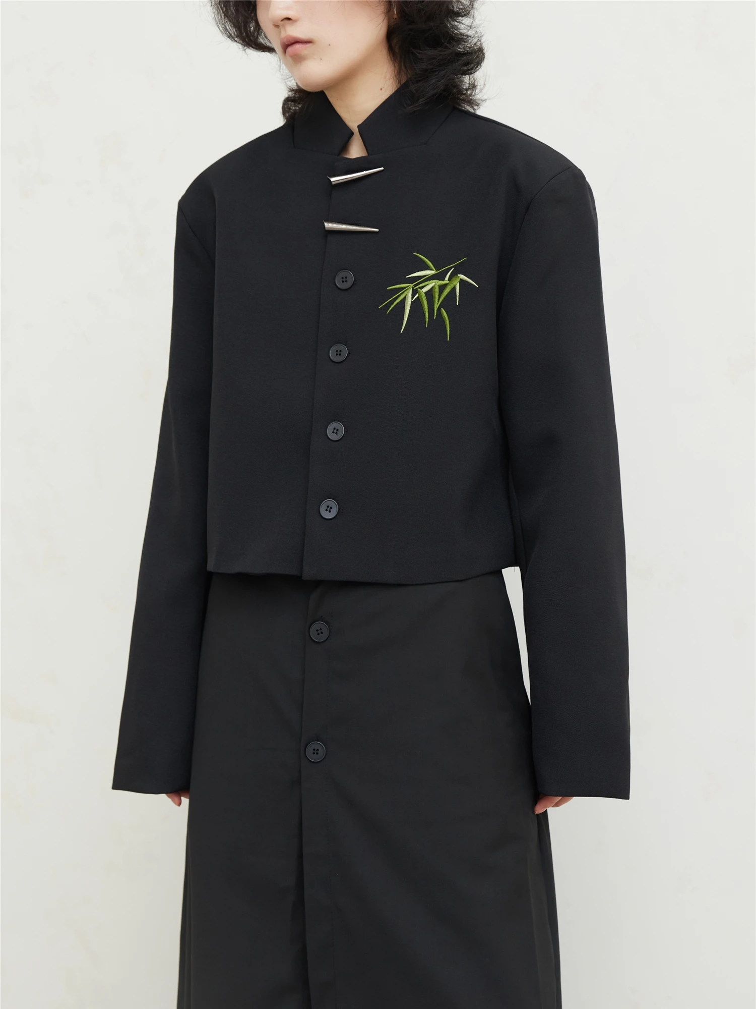 

Sunyvonne23Fw Original Design Short Suit Jacket Bamboo Leaf Embroidery Metal Button Black Minimalist Style Women's Fashion