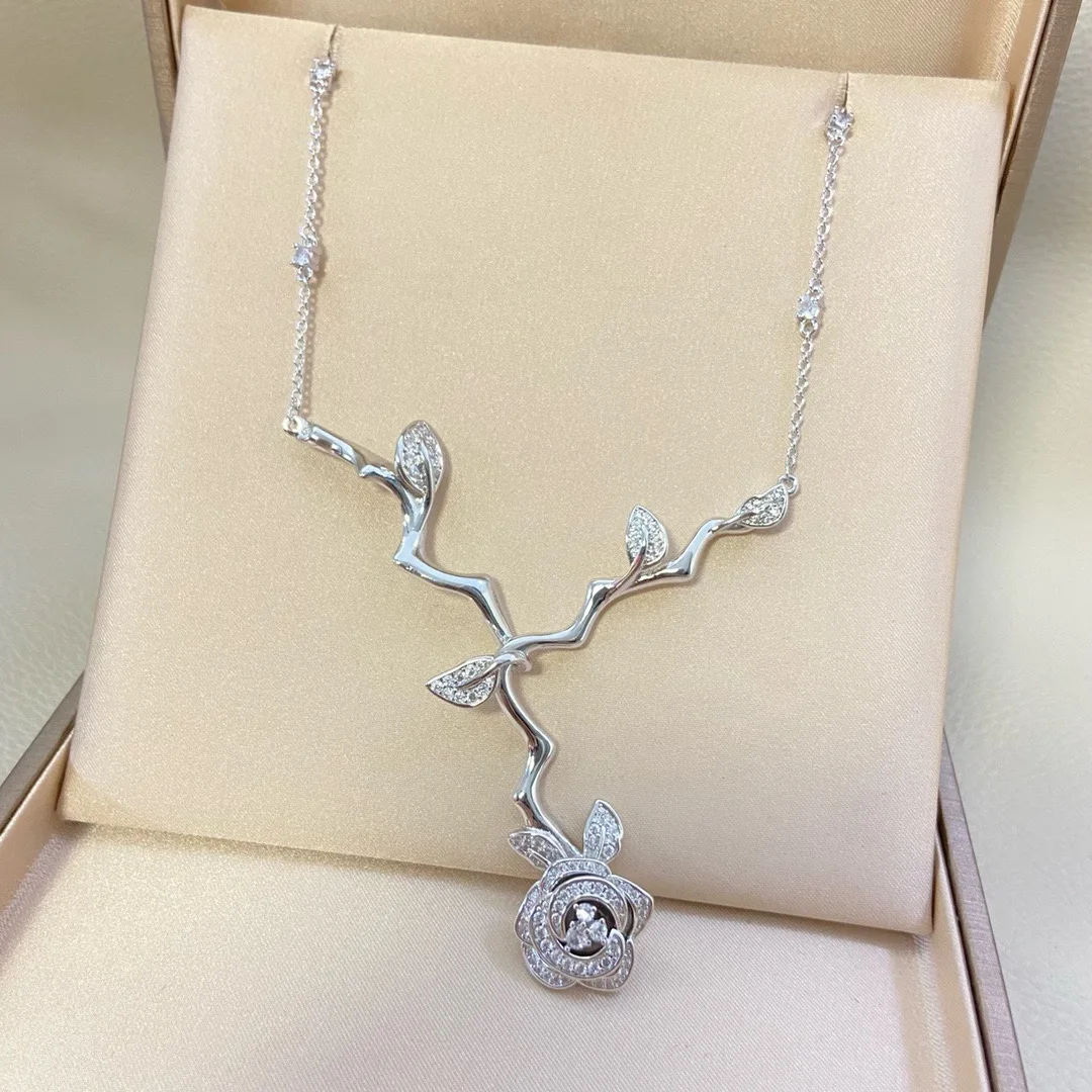 

This V-gold three-dimensional rose necklace, vine flower Y-shaped collarbone chain, full of diamonds, exudes the elegant and lig