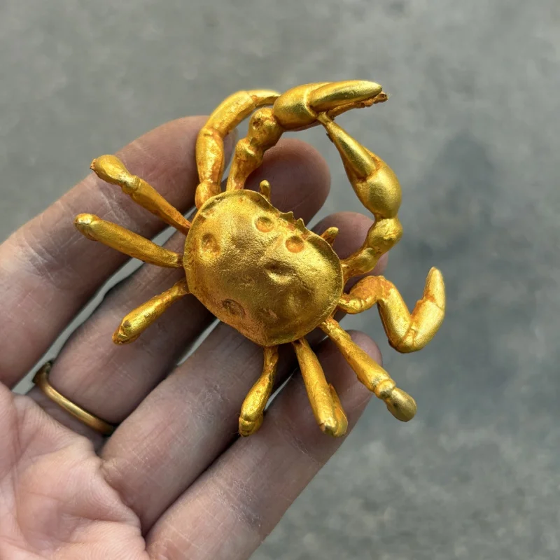 Vintage gilded crab pet ornament, solid tea ceremony decoration, Zen-inspired fortune-bringing general, a decorative piece f