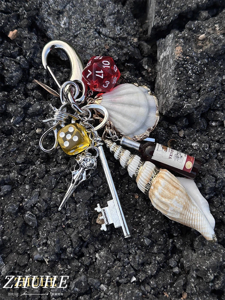 

ZHUHE The Shell Dice Keychain In A Retro Style Is A Jewelry Accessory For Men And Women As A Party Gift