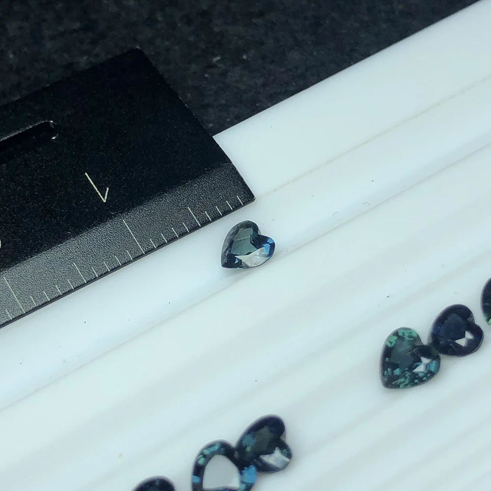 

Natural sapphire bare stone set can be used for chain bracelet inlay