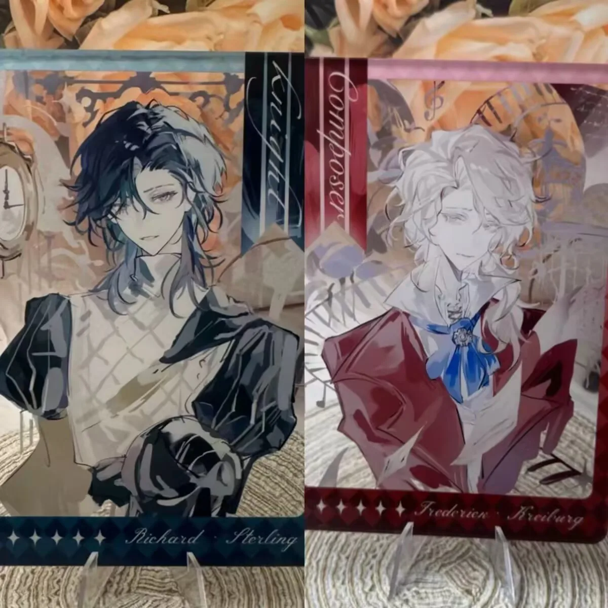 「Identity V」のアクリル製スタンディングサインと「Composer, Knight」の新しいインスタイルの装飾アイテムを囲む透明カード