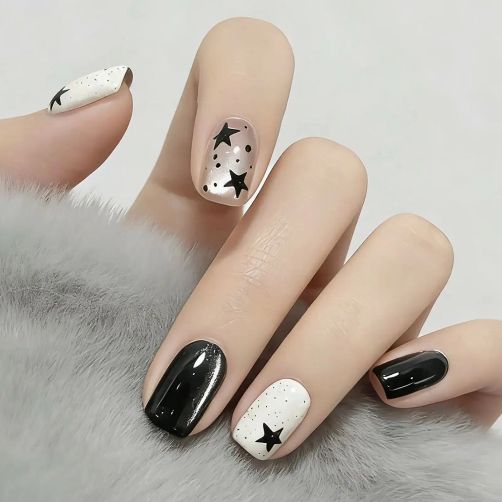 24Pcs Short Square Fake Nails Black/White Glossy Acrylic Press On Nails Polka Dot/Star Printed Full Cover Stick-on False Nails