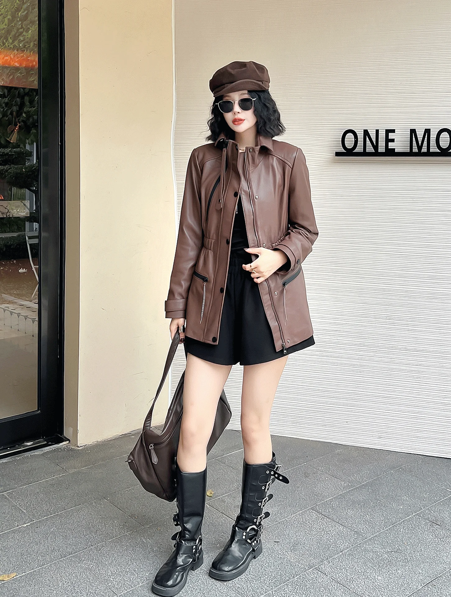 

Новинка: Повседневная женская куртка из натуральной овечьей кожи средней длины с воротником-стойкой, в стиле мотоциклетной одежды, с дизайнерским подходом.