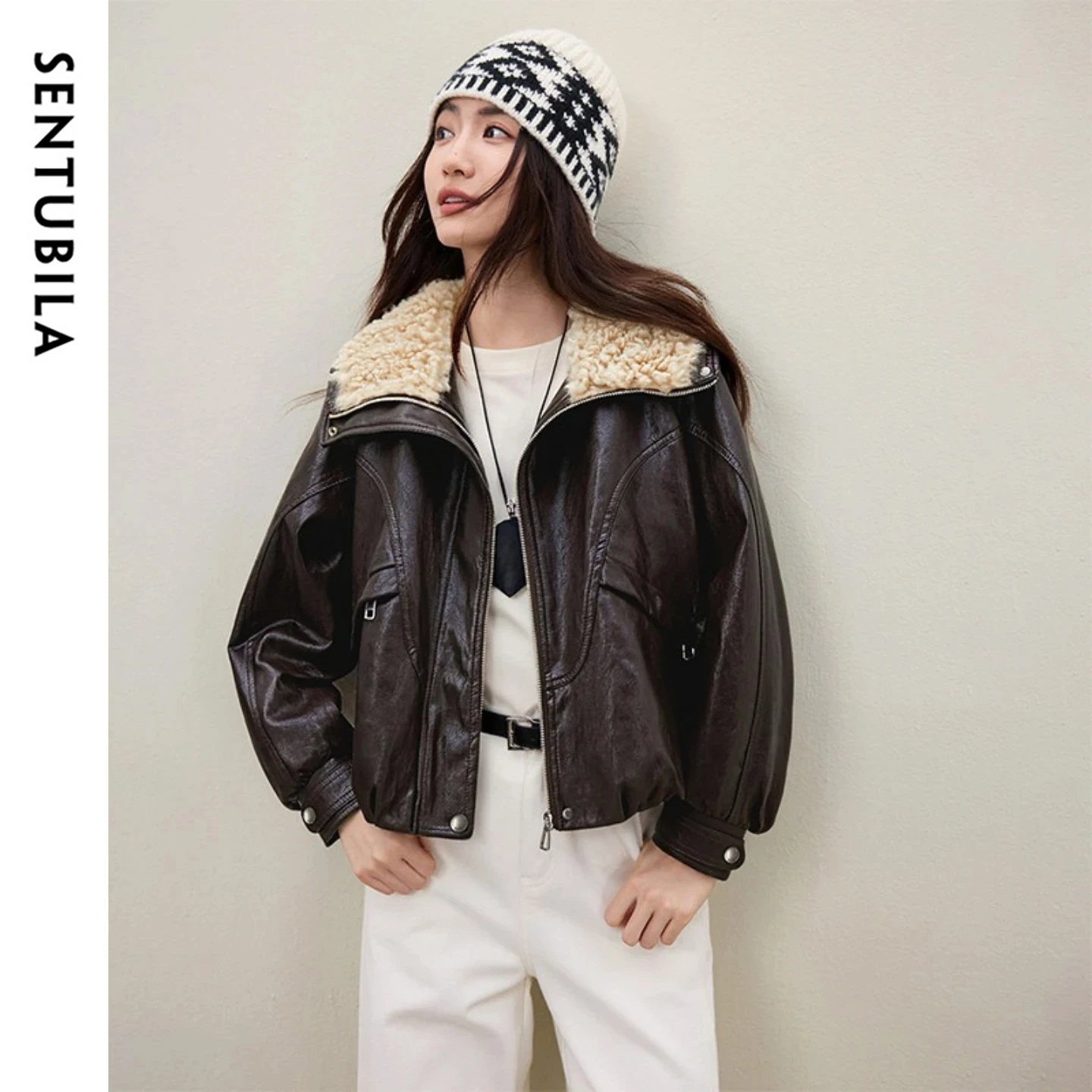 Jaqueta Feminina SENTUBILA de Couro Sintético Forrada com Lã, Gola Contrastante, Casaco Curto de PU, Coleção Inverno 2025, Agasalho Feminino W54PD6213