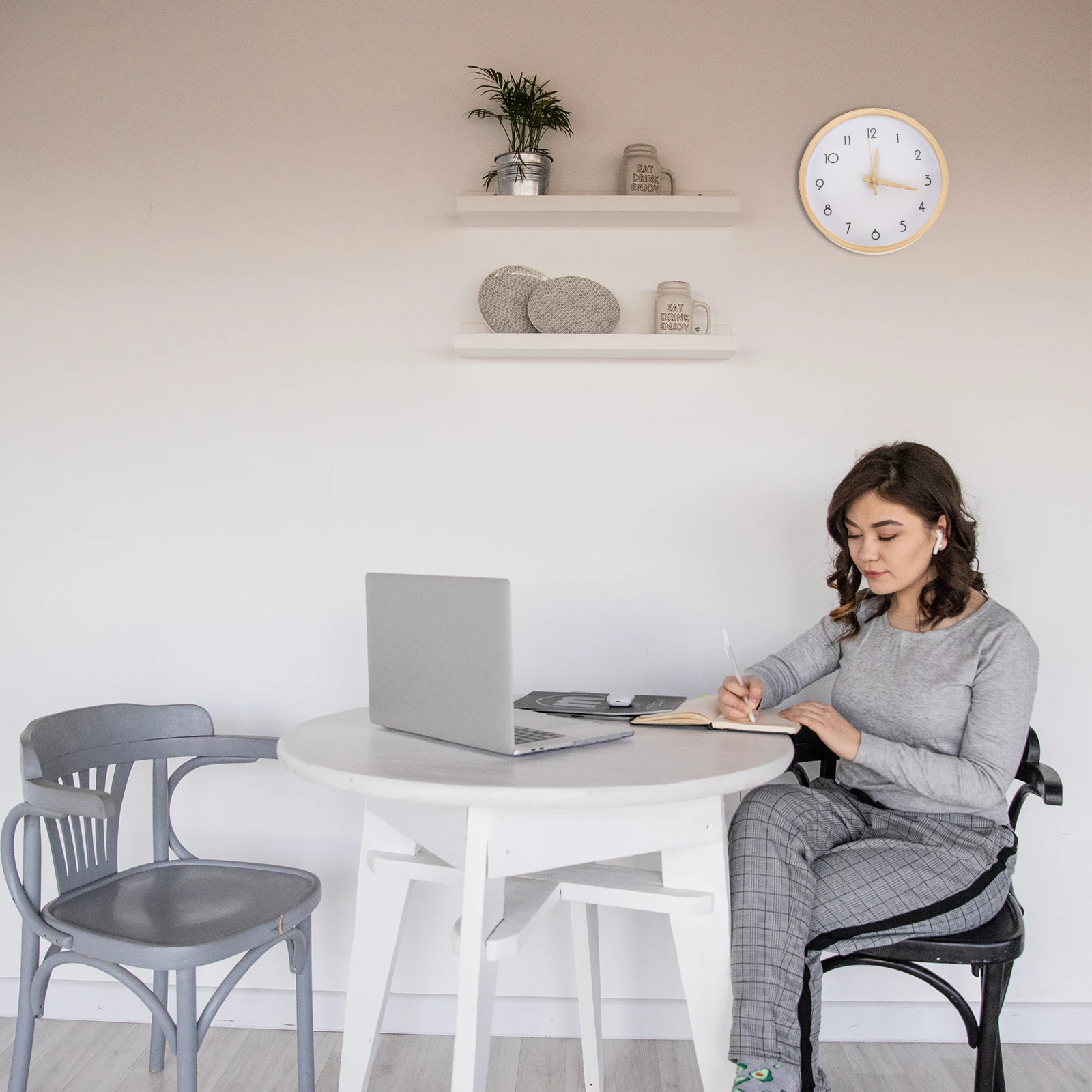 

1Pcs Silent Wall Clock Modern Round Decorative Hanging Clock Operated for Living Room Home Decor Hanging Decor