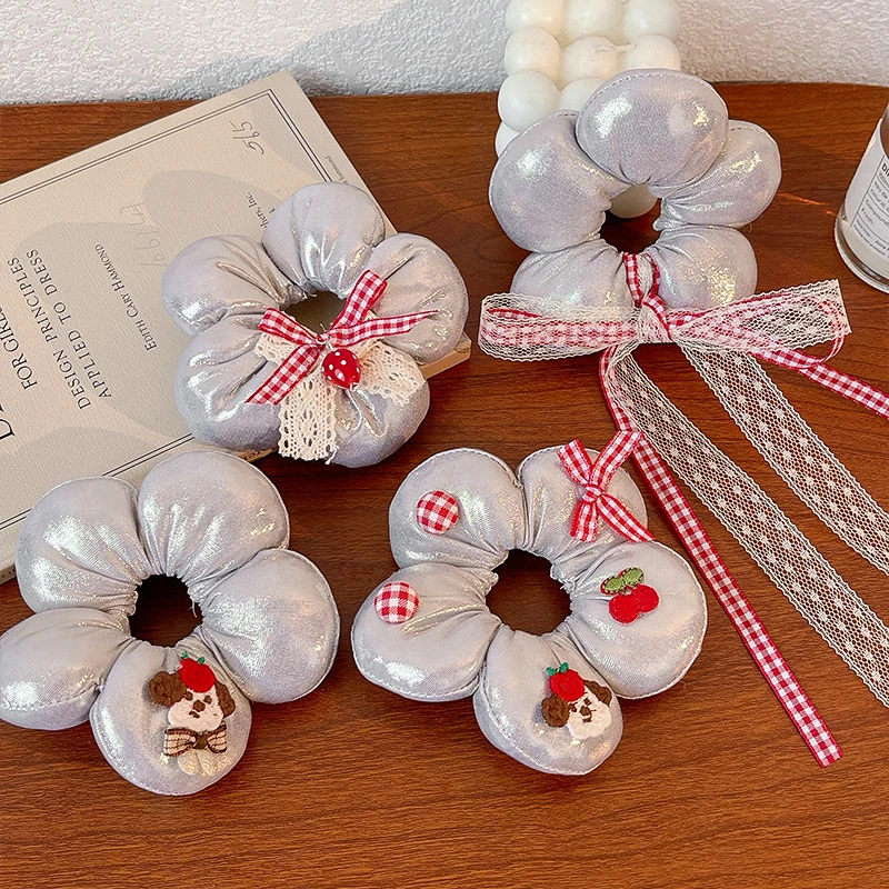 2026 Neue Niedliche Gepolsterte Blumen-Stoff-Scrunchies für Frauen und Mädchen in Silberfarbe mit Hochelastischer Gingham-Schleife und Erdbeer-Pferdeschwanz-Haargummi – Detail 4