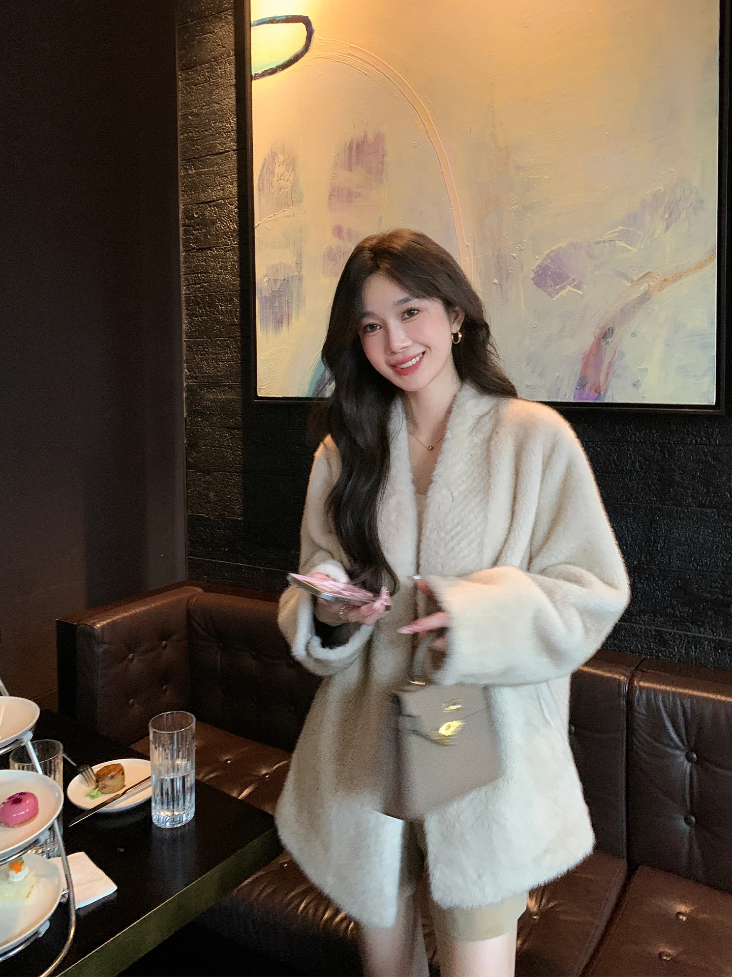 

Eco-Friendly Winter Fur Coat Women's Cut-Flower Design Simulation Mink Fur Jaet Korean Sle Long Sve V-Ne Coat