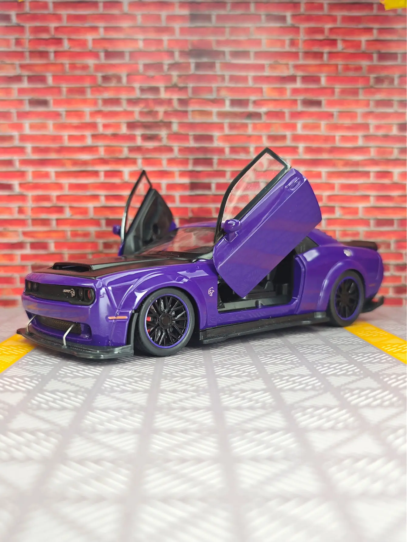 1:32 simulation Dodge Hellcat SRT modified alloy car model doors and the front hood and trunk door can be opened rich in details