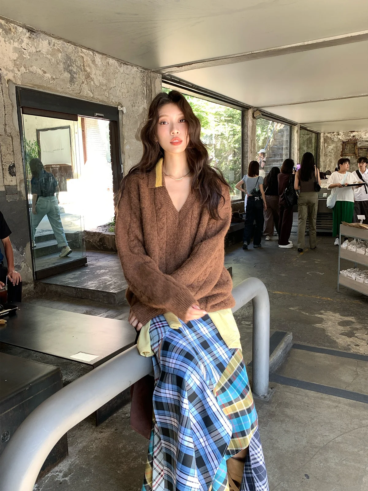 

Осенне-зимний вязаный свитер с V-образным вырезом и высоким воротником, длинный рукав, теплый, уютный, из смесовой пряжи, с узором косы, всепогодный, незаменимый.