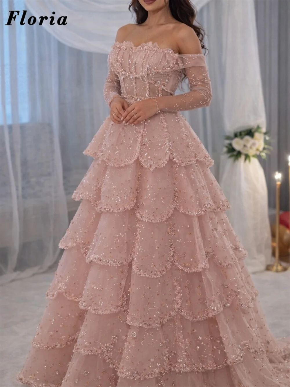 Arabisches Rosa Mehrstufiges Perlenbesetztes Kleid Elegante Kristalle Schulterfreie Abendkleider Ballkleid Hochzeitsfeier-Kleider Maßgeschneiderte Abschlussballkleider