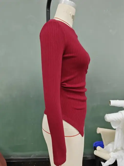 مزاجه محبوك قميص 2025 الخريف نمط جديد رمادي مائل الكتف كم طويل ملابس نسائية