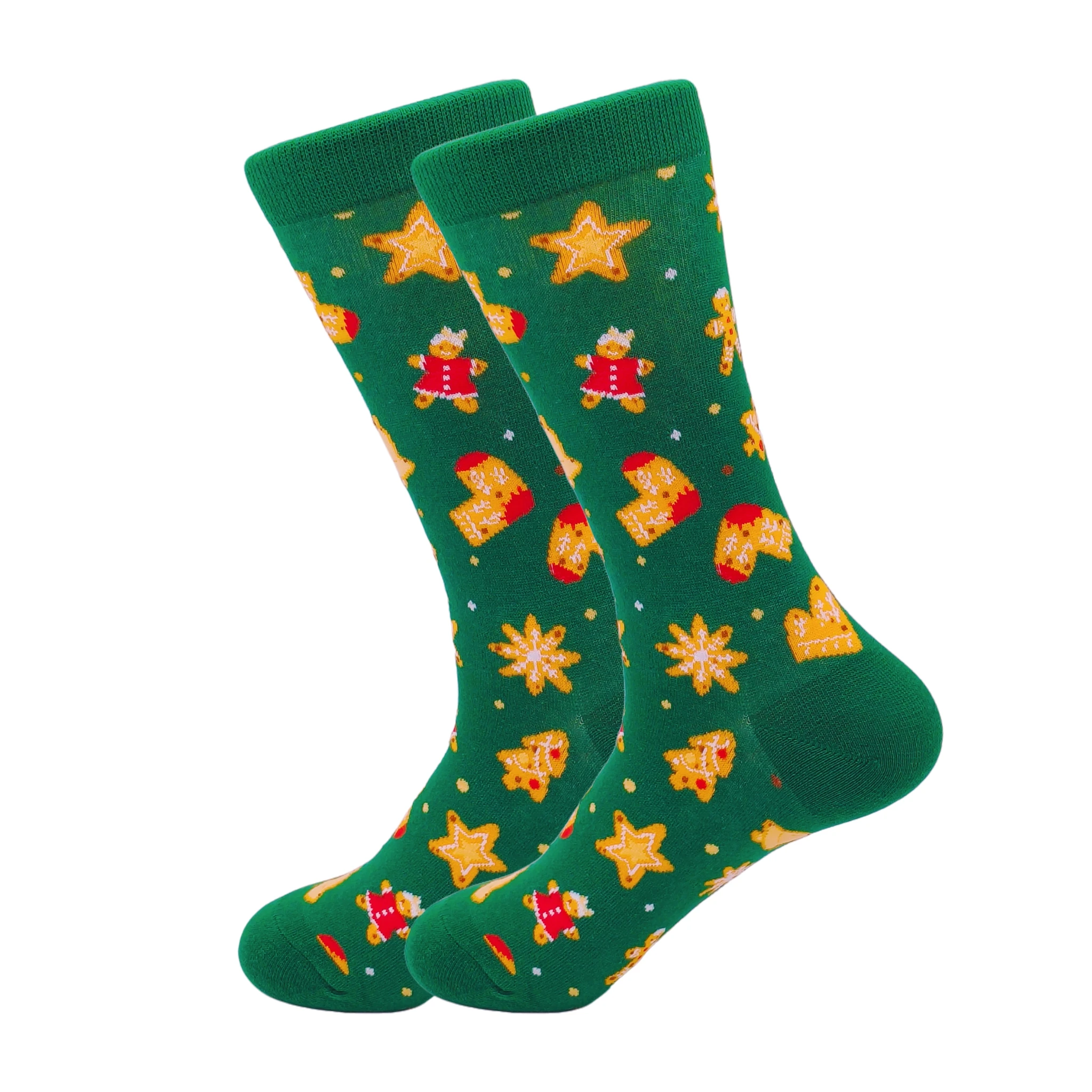 

Рождественская одна пара упакованных маленьких носков-трубочек с печеньем, зеленый фон