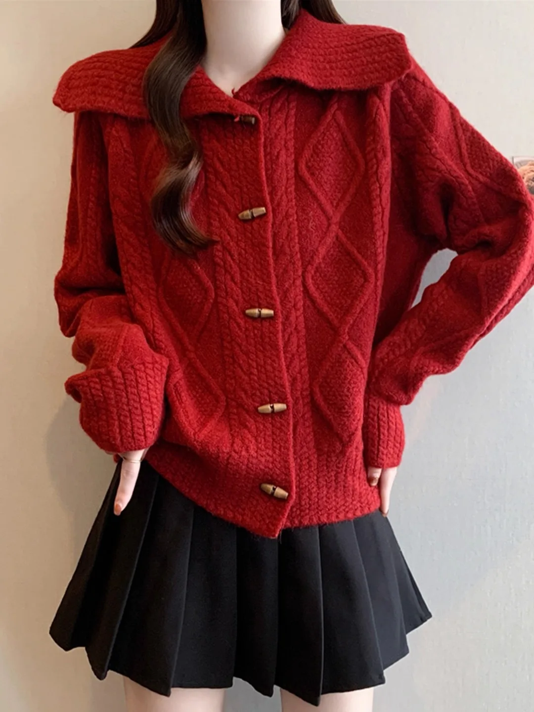 

Корейский красный утепленный вязаный кардиган свободного кроя для женщин, с отложным воротником на пуговицах, с узором косы, вязаный свитер