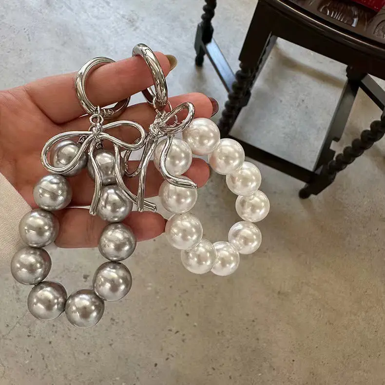 Ins Corea lindo perla con colgante de mariposa llavero con dijes para iPhone 17 Airpods auriculares nueva mochila escolar Kawaii regalo Y2K