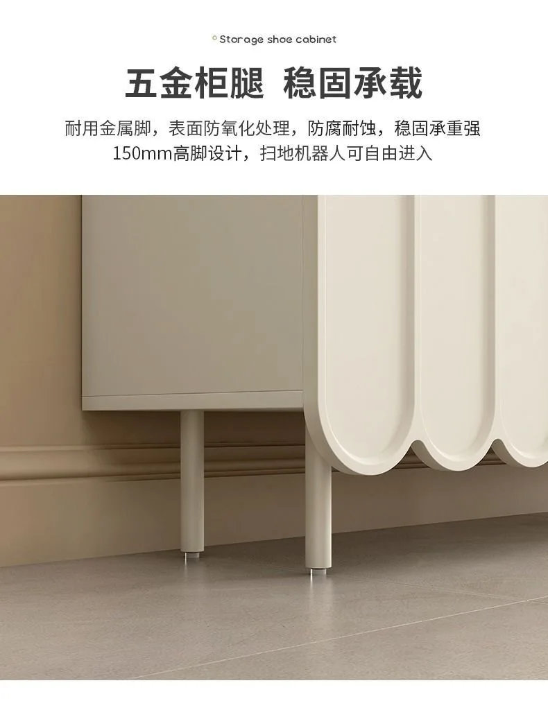 خزانة أحذية على الطراز الكريمي، باب المنزل على الحائط، خزانة مدخل ضيوف المشاهير على الإنترنت، جانب ضيق كبير