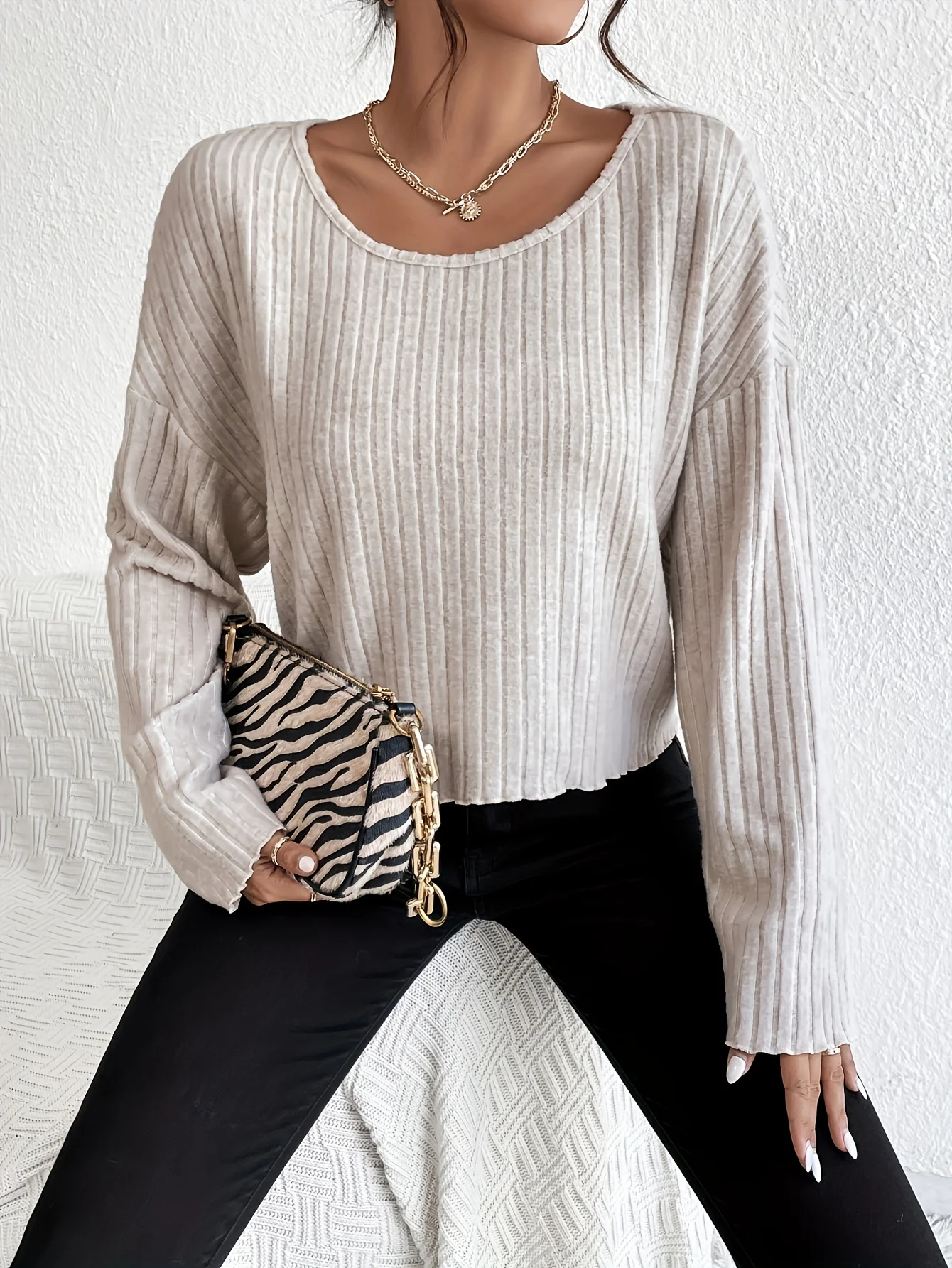 The new knit top is loose, versatile, elegant, simple, fashionable, high-grade and beautiful.