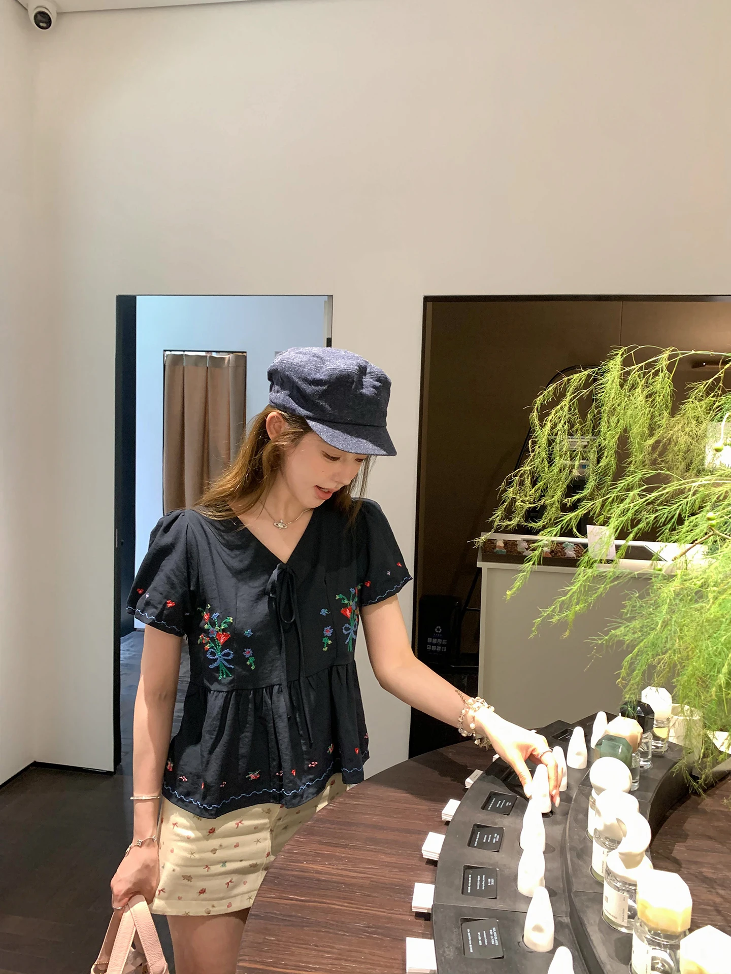 

Женская летняя блузка Anneop Sweetheart с вышивкой цветов, V-образным вырезом, коротким рукавом, поясом и свободным кроем в корейском стиле, из хлопка