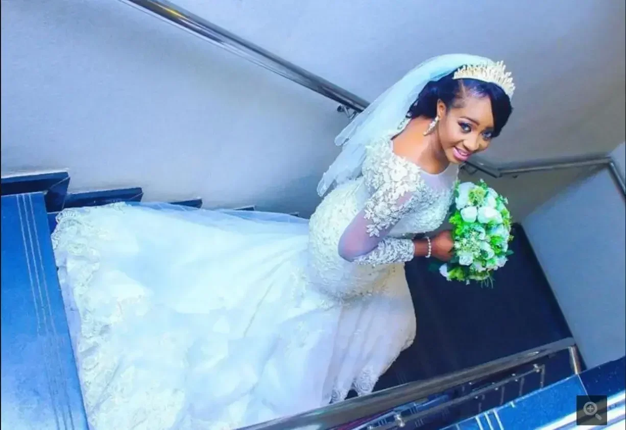 Suknia ślubna syrena w stylu południowoafrykańskim, biała, z koronkowymi aplikacjami z koralikami, długie rękawy, skromna suknia ślubna, czarna.