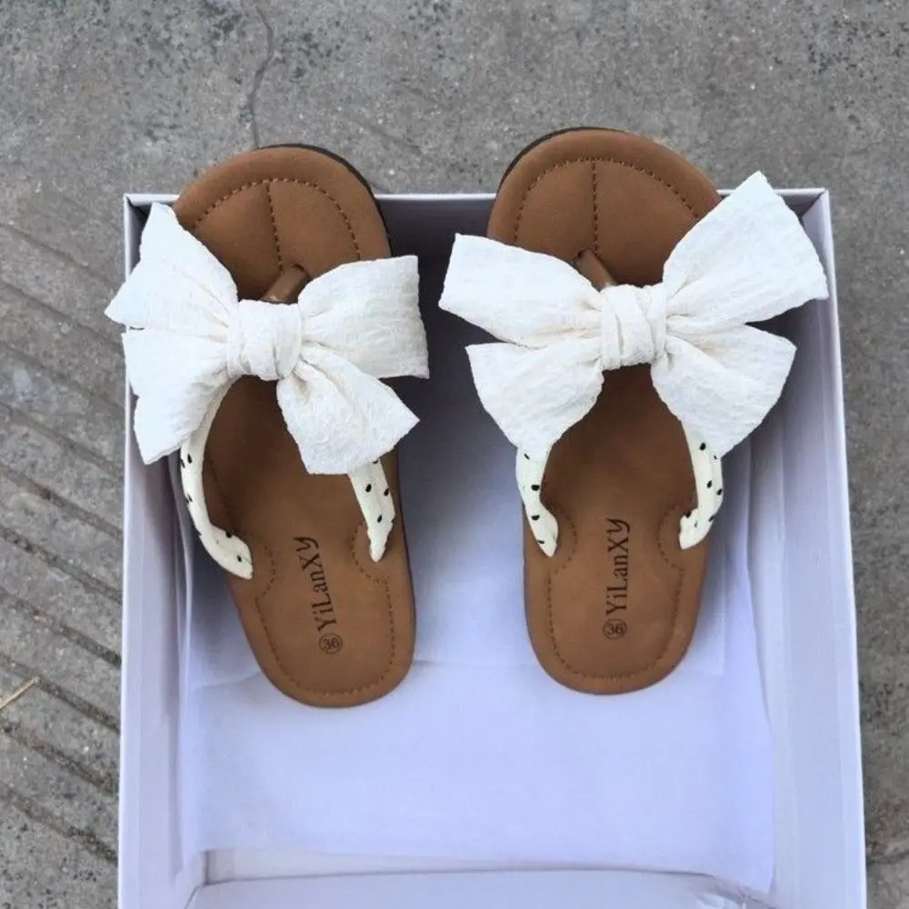 Chanclas con lazo de PVC a la moda, zapatillas de playa con lunares de suela blanda para mujer, sandalias deslizantes dulces antideslizantes para el hogar