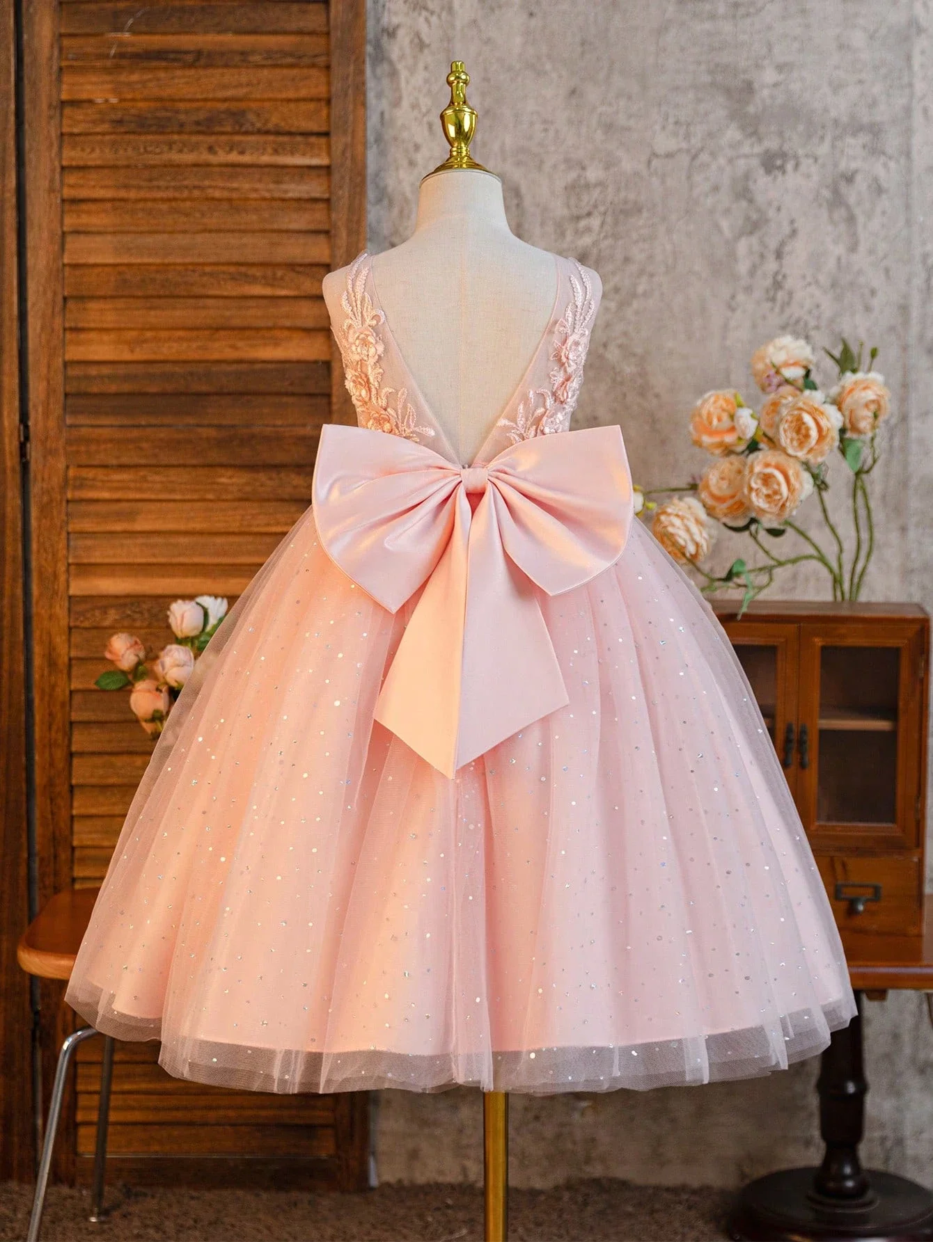 

Розовое тюлевое платье с пайетками, вышивкой и цветочным узором, с бантом