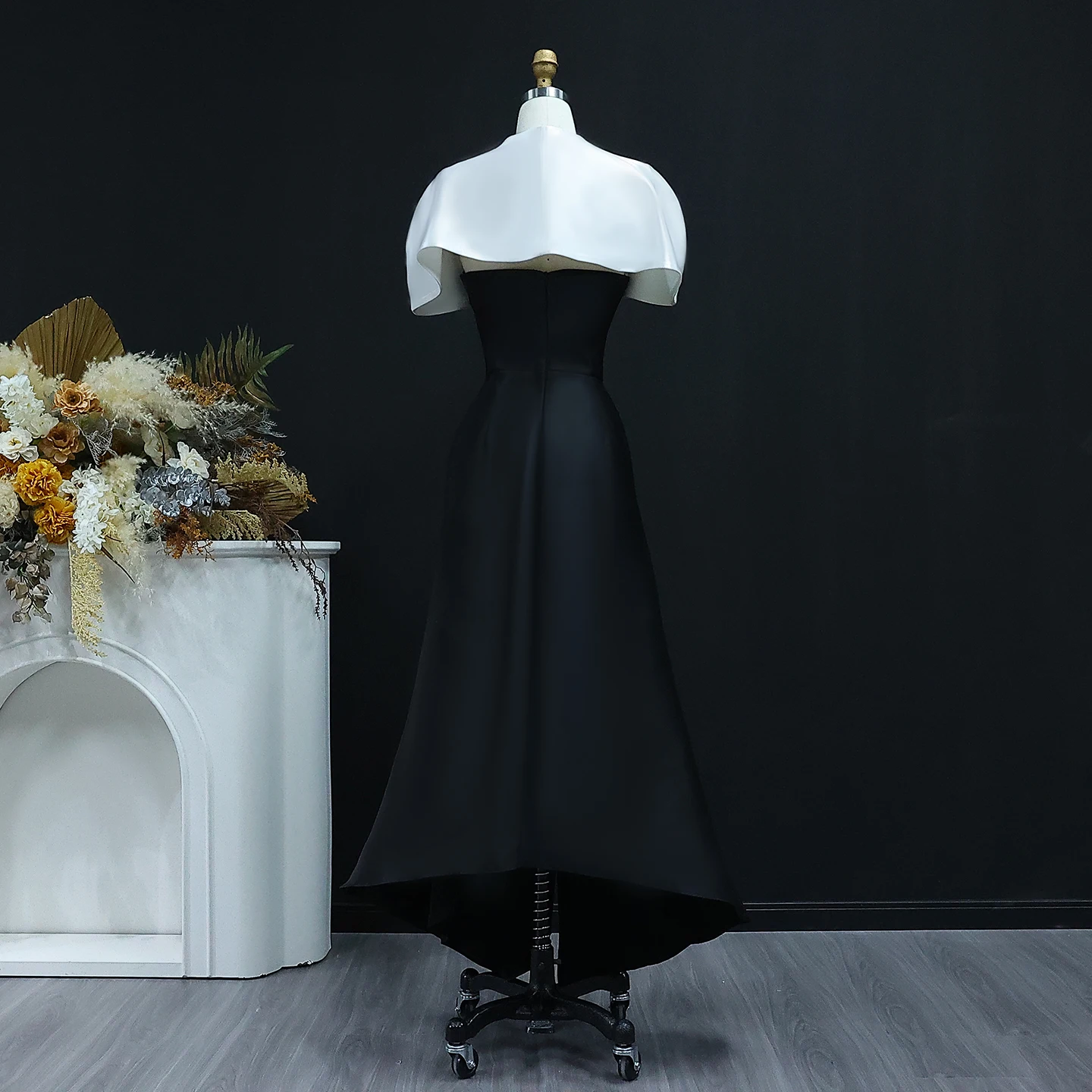 Sharon กล่าวว่าดูไบ A-Line สีดําและสีขาวชุดราตรีหรูหรา Cape สําหรับงานแต่งงานของผู้หญิงชุดอย่างเป็นทางการ SF415 ที่กําหนดเอง