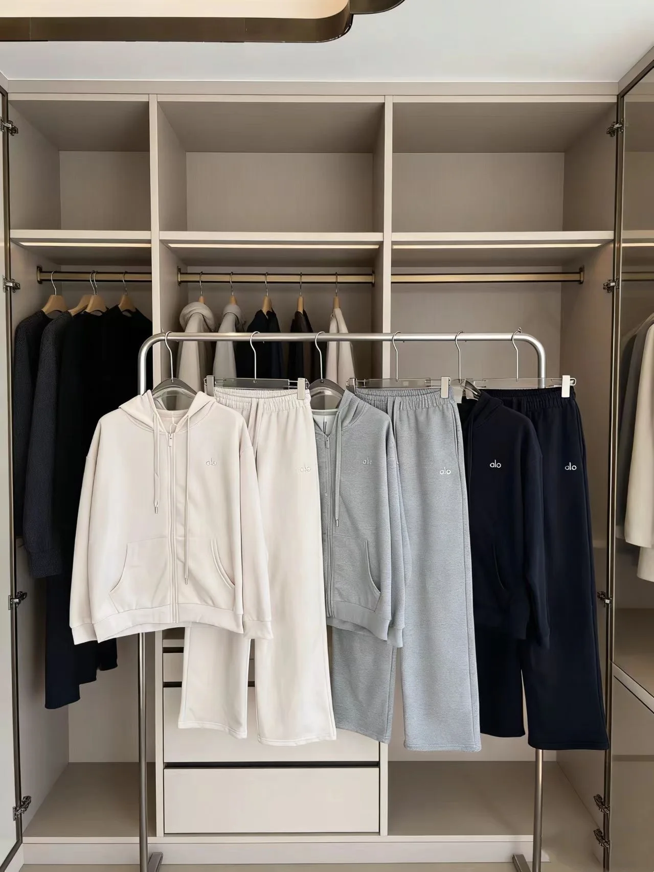 

New Winter Casual Fleece Sportswear Set Three Colors Hooded Mid-Waist Long Pants Princess Sleeve Polyester Fiber Zipper Closure