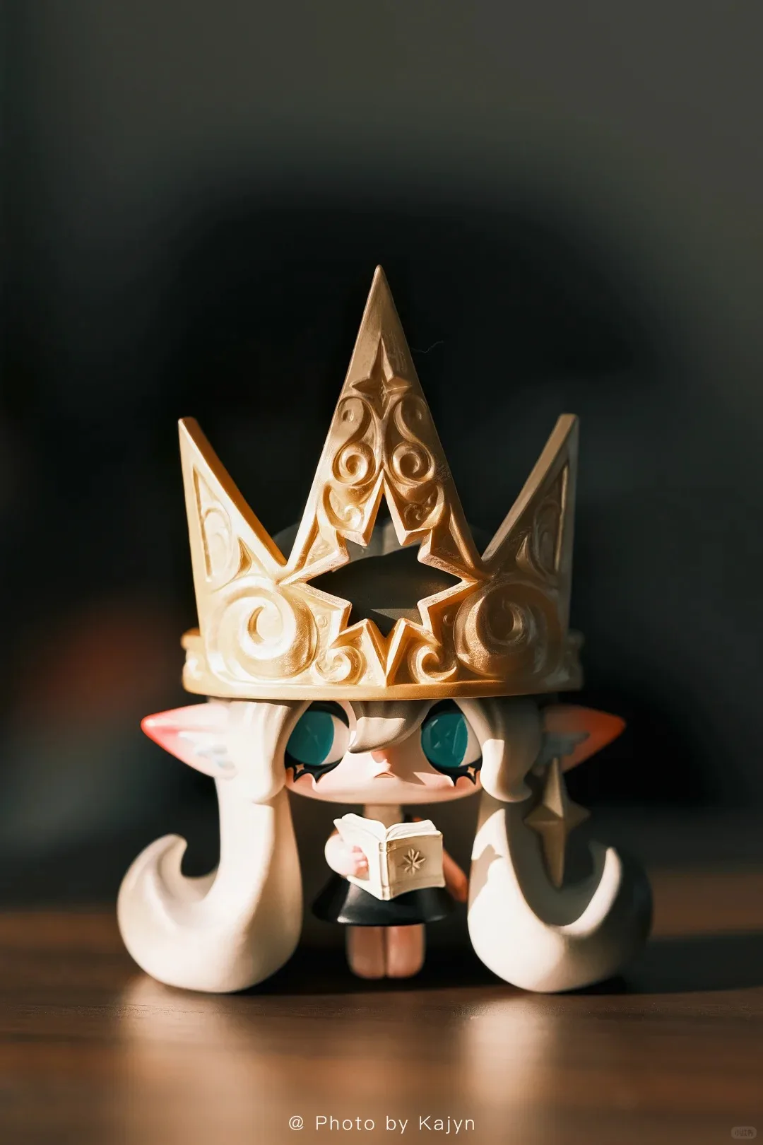 

POPMART оригинальная фигурка со звездой Мона-хранителя 1001 героев, слепая коробка, милая и искрящаяся коллекция игрушек для подарков на день рождения