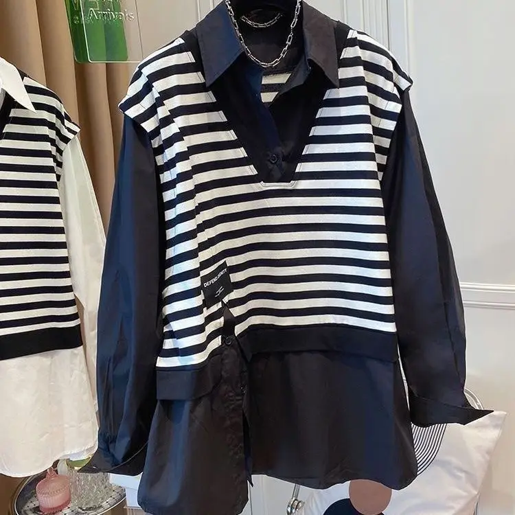 Top de dos piezas falso a rayas estilo de Hong Kong para mujer primavera y otoño nuevo estilo con cuello en V versión coreana Top de nicho suelto versátil