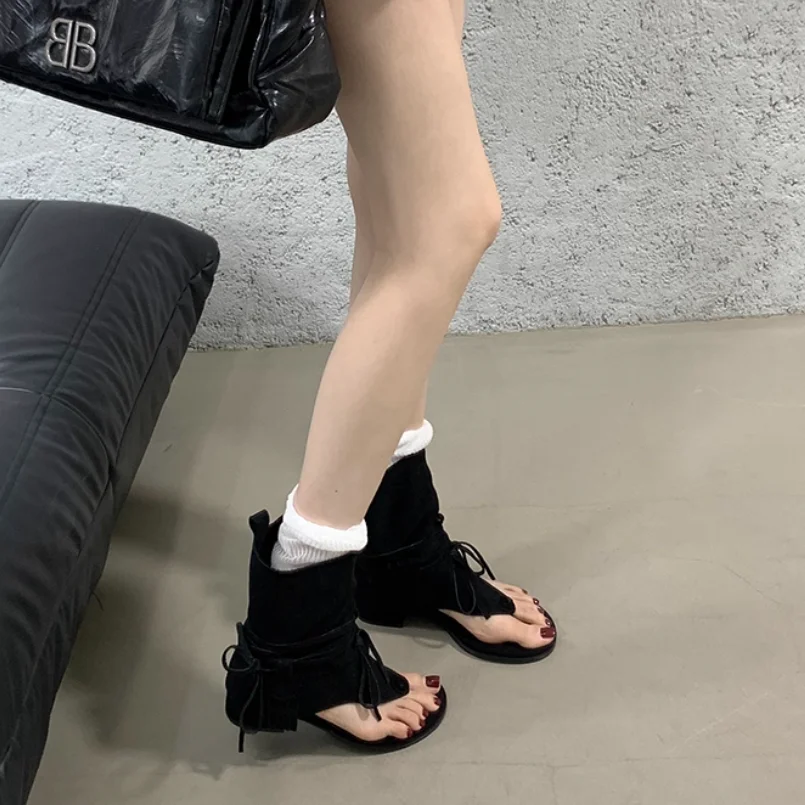 

2025 Новые летние женские ботинки: ботинки на клипсе, босоножки с открытым носком на низком каблуке и коротком носке, женские ботильоны из французской замши.