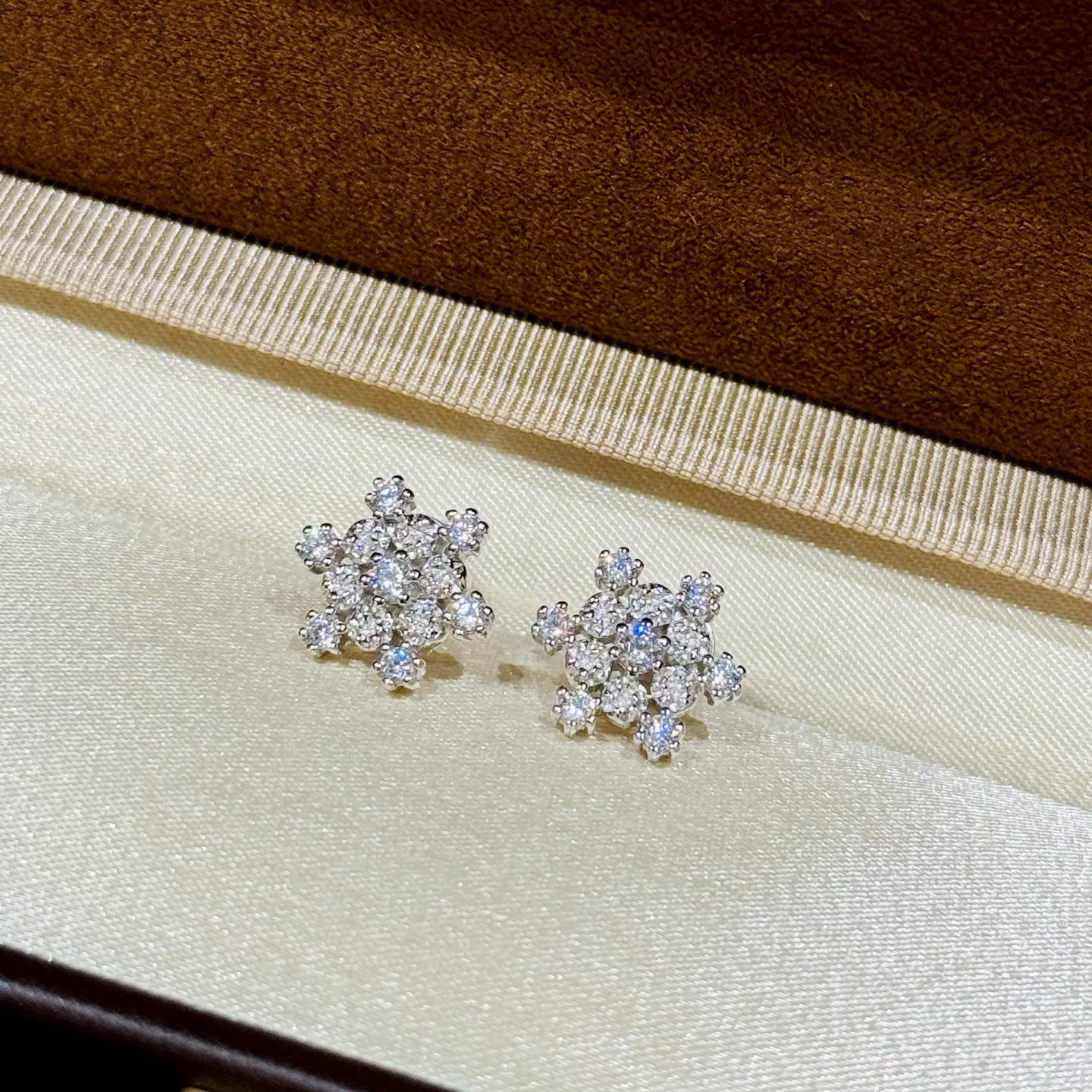 

Серьги-гвоздики в форме снежинки из 100% стерлингового серебра 925 пробы с цирконием для женщин, ювелирные изделия