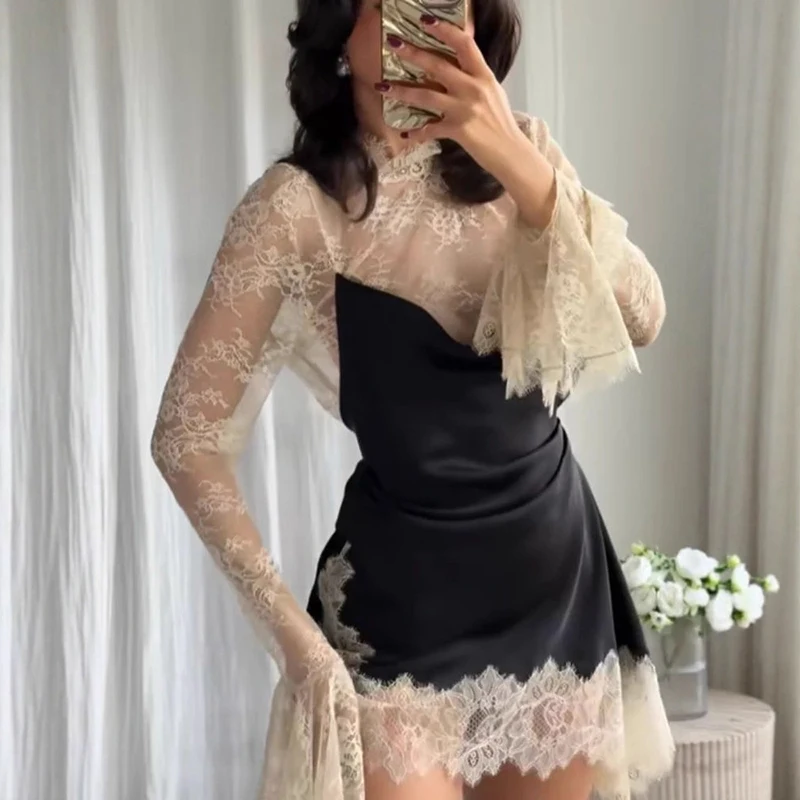 Modna sukienka mini z koronkowymi wstawkami, satynowa, wiązana na szyi, elegancka, z blokami kolorów, z długim rękawem, dopasowana, z wysokim stanem, prześwitująca.