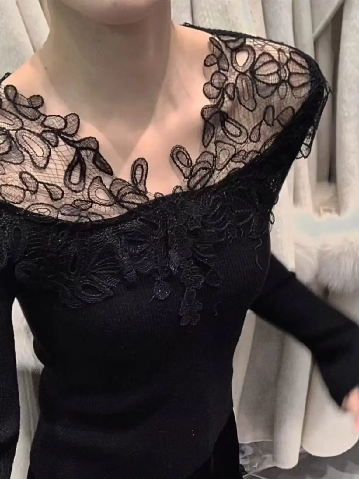 

Модный корейский женский вязаный топ с кружевными вставками и V-образным вырезом, облегающий, для осени и зимы, новинка, подходит для маленьких размеров