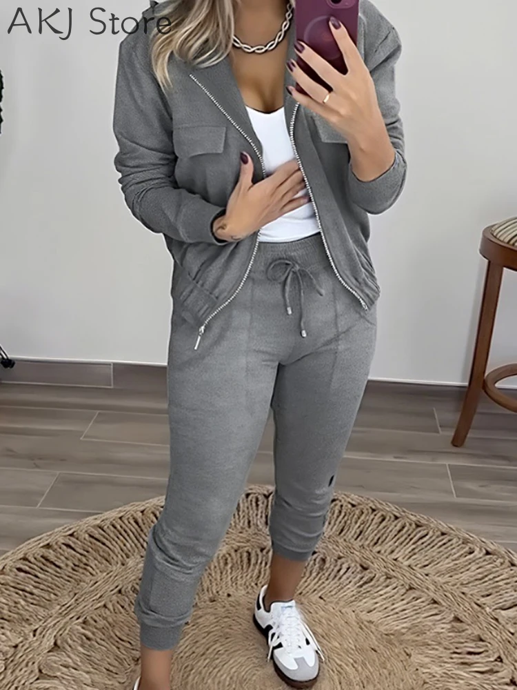 

Комплект из двух предметов: толстовка с длинными рукавами и карманами, эластичный подол, толстовка с капюшоном, комплект брюк с эластичной резинкой на талии и шнурком