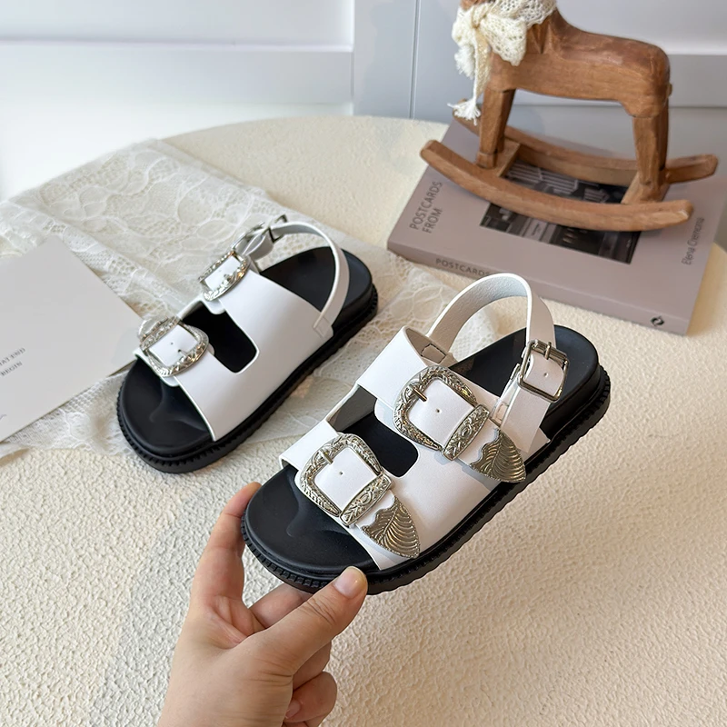 Sommer-Sandalen für Kleinkinder und Mädchen mit Retro-Metalldekor, Verstellbarem Schnallenverschluss, Rutschfester Weicher Sohle, Atmungsaktiv für Tägliches Gehen und Outdoor-Aktivitäten