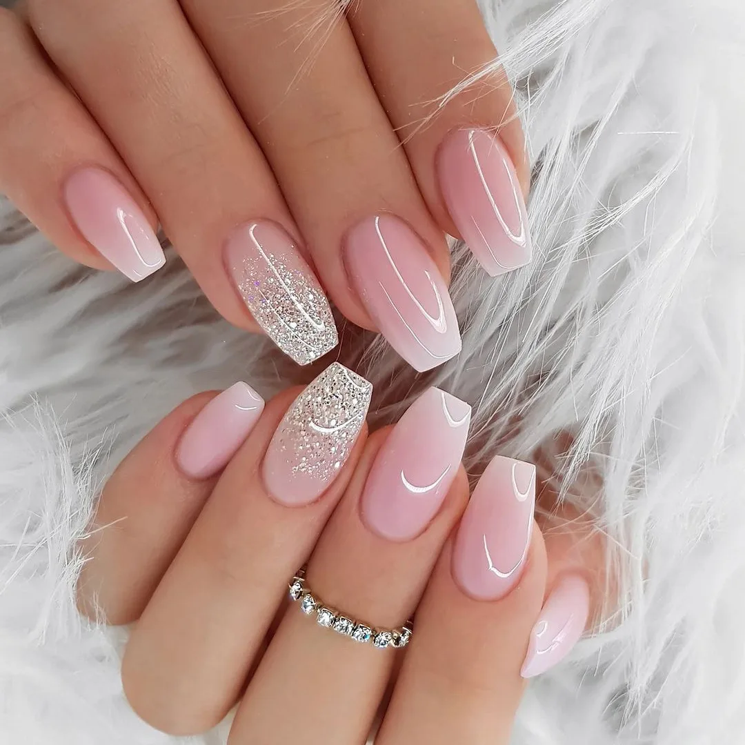 24 pièces d'ongles courts français à paillettes dégradées avec 1 gel de gelée et 1 lime à ongles