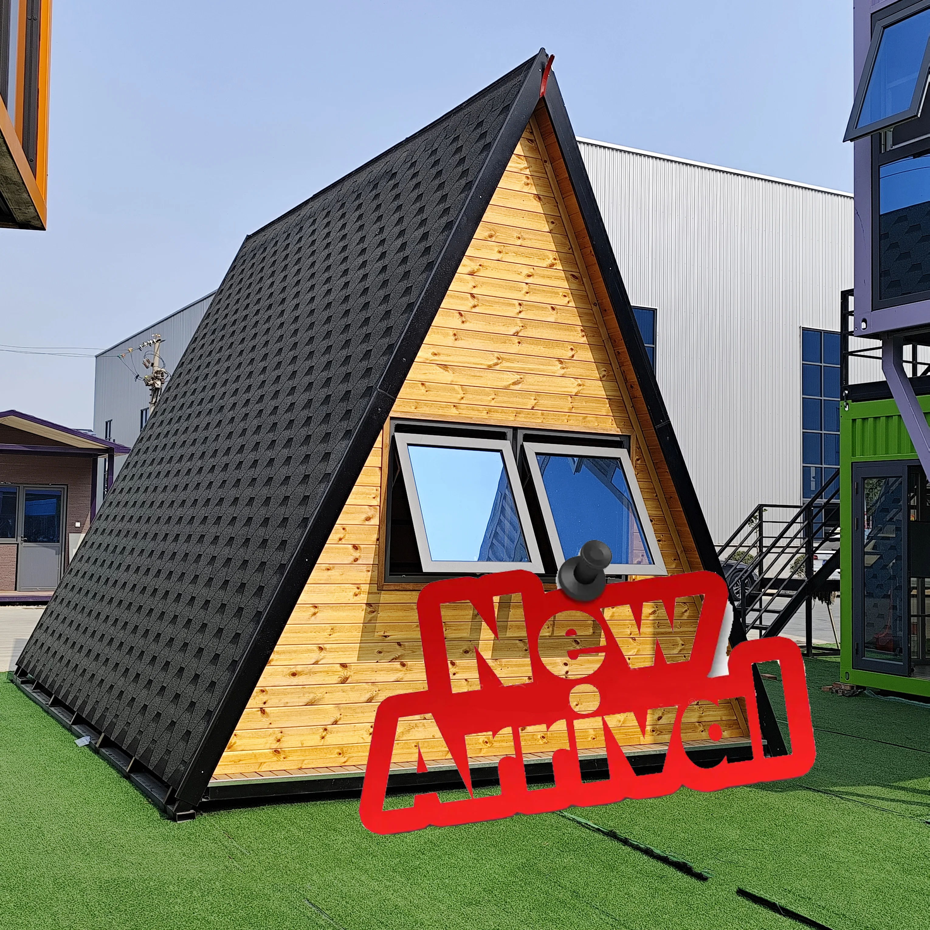 Casa de madera triangular de dos pisos con dormitorio y baño