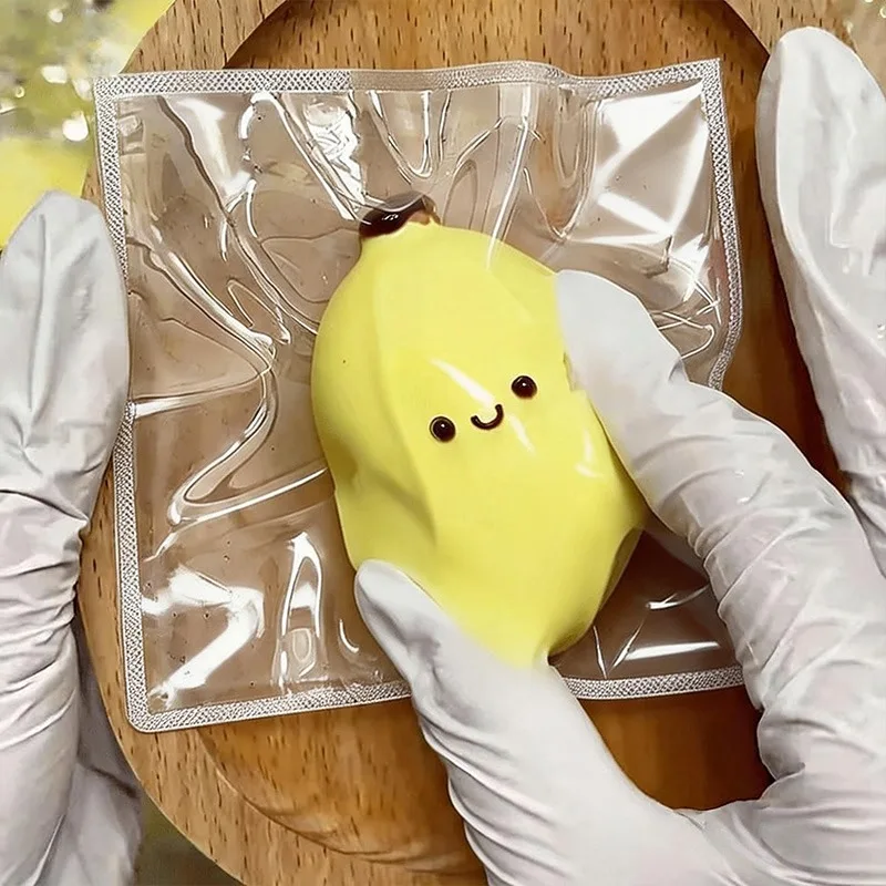 Niedliches, lächelndes Bananen-Quetschspielzeug. Seifenbananen-Kompressionsspielzeug. Langsam zurückfederndes, niedliches Stressabbauendes Spielzeug. – Detail 2