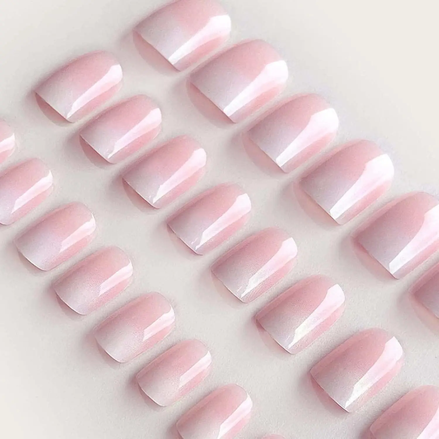 24 Stück: Verschönern Sie Ihren Look mit kurzen, quadratischen Kunstnägeln mit einem rosa-weißen Farbverlauf, 1 Nagelfeile & 1 Nagelkleber-Aufkleber-Set. – Detail 5