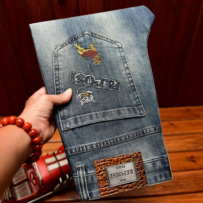 جينز عالي الجودة للرجال صيفي قابل للتمدد من قماش الدنيم بتصميم كلاسيكي عصري ومطرز بطباعة كاجوال بقصة ضيقة وسراويل طويلة للقدم الصغيرة