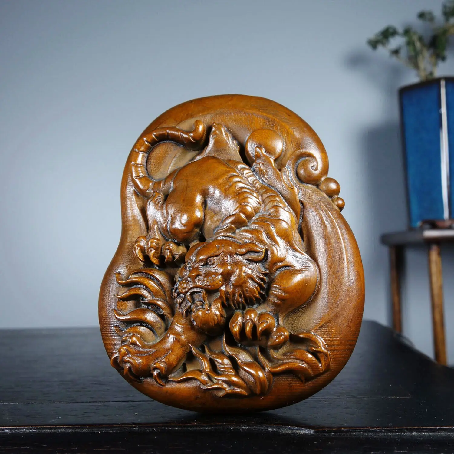 

China Collects Exquisite Handmade Tiger Statue Pendants Carved From Boxwood