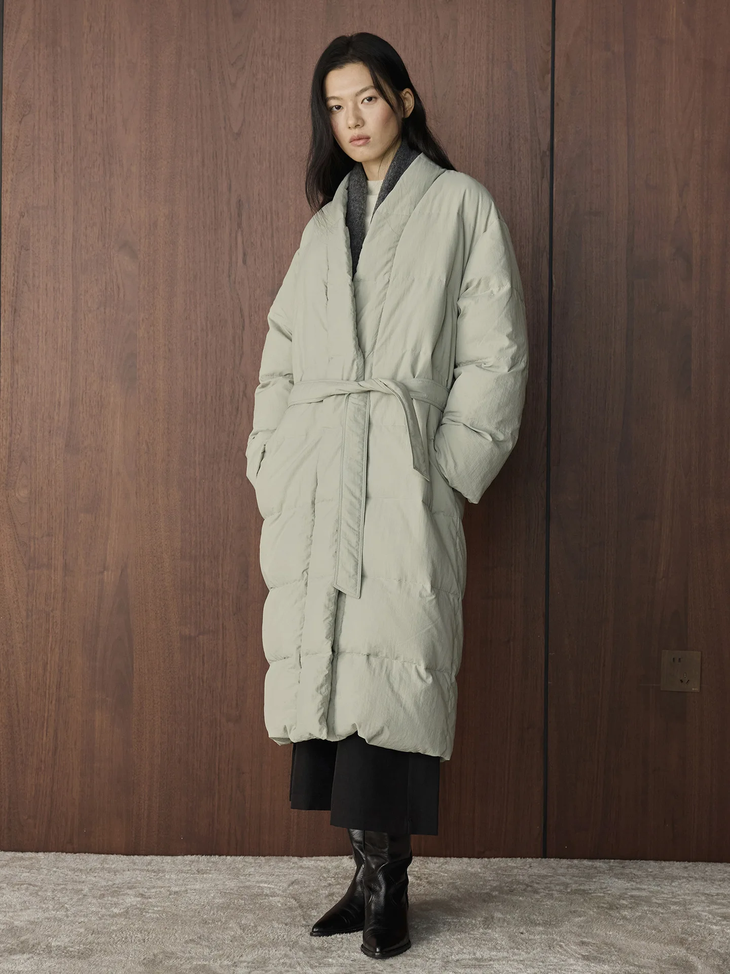 سترة شتوية جديدة على الطراز الكوري بحزام على شكل حرف V وطويلة مع شعور معلق، سترة دافئة ومريحة للنساء