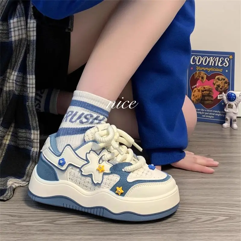 Sepatu Kawaii wanita, sneaker Platform biru gaya Korea tenis sekolah datar Vintage lucu olahraga musim semi musim panas